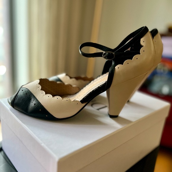 Bettie Page by Ellie Light Pink & Black Scalloped Mary Jane Heels - Picture 2 of 5